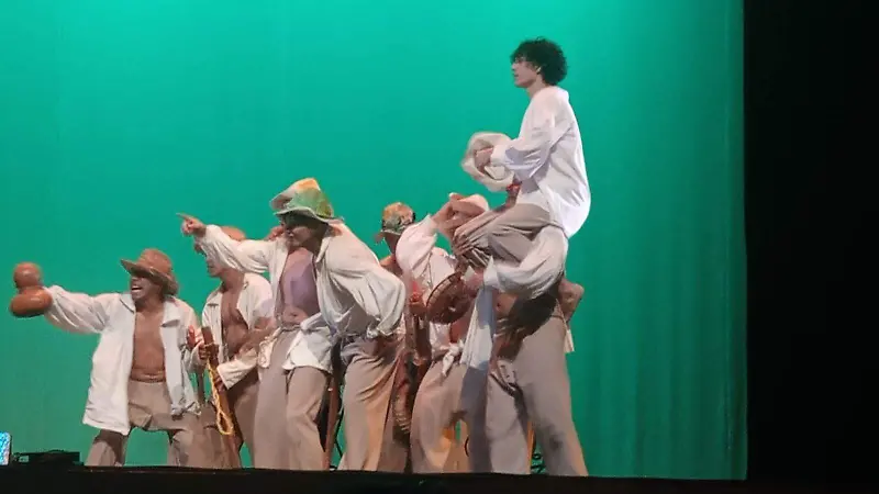  Los bailarines mostraron su talento.